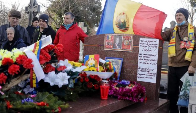 Nostalgicii comunismului s-au strâns la mormântul soților Ceaușescu, la 34 de ani de la execuție - httpgandulrowpcontentuploads2023-1703508942.jpg