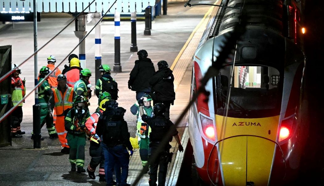 Baie de sânge într-un tren din Marea Britanie. Nouă răniți grav, transportanți la spital - httpswwwgandulrowpcontentuploads-1762068696.jpg