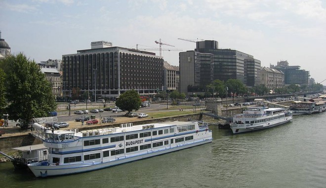 Vreți o carieră în transportul fluvial? - hungarybudapestshipboatdanuberiv-1315412503.jpg