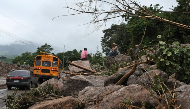 Un nou uragan feroce lovește SUA. Deja a făcut 28 de morți - hurricanenatemakeslandfallnearth-1507462274.jpg