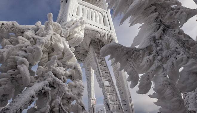 IMAGINI DE BASM / Natura transformată în sculpturi de gheață - iarna-1419687978.jpg