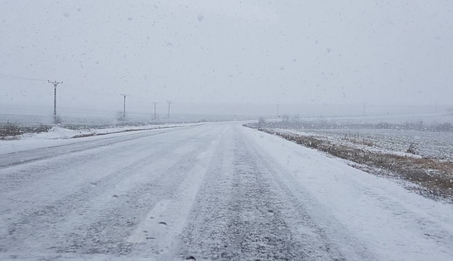 Galerie foto. IARNĂ LA CONSTANȚA / Drumuri acoperite cu zăpadă, se circulă greu! - iarna-1482917418.jpg