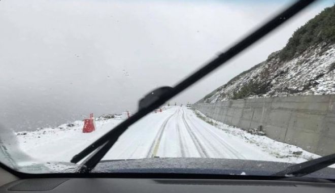 Patru turiști, blocați în zăpadă pe Transalpina, după ce s-au aventurat pe un drum închis - iarna-1540638595.jpg