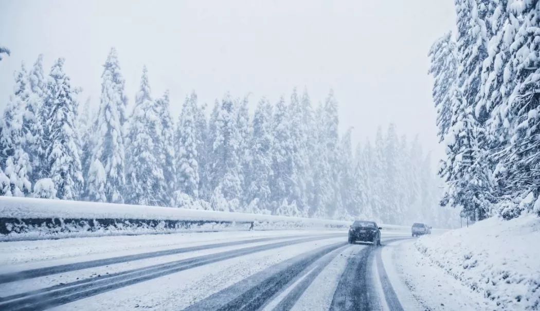 Ninge în aproape jumătate de țară. Circulație îngreunată și restricții pe DN1