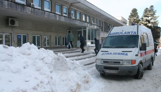 Sute de prezentări la spital, multe persoane internate. Dializații rămân spitalizați până când vremea va reveni la normal - iarna3-1519657890.jpg