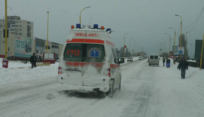Cod portocaliu de ninsori la Constanța. RAJA activează Comandamentul pentru Situații de Urgență - iarnaconstantaambulantazapada836-1452867312.jpg