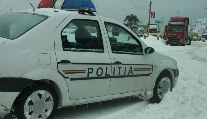 Atenție, șoferi! Polițiștii rutieri acționează pentru verificarea anvelopelor de iarnă - iarnaconstantatiruriblocatezapad-1391676972.jpg