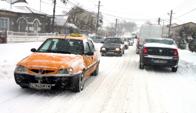Serviciul Rutier restricționează circulația pe mai multe drumuri. Vezi aici unde - iarnacumpanamasinizapada5-1356017534.jpg