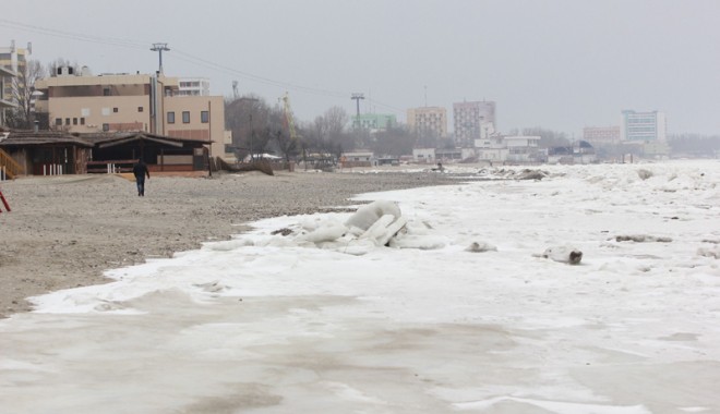 Ce a lăsat în urmă furtuna pe plajele din Constanța și din Mamaia / GALERIE FOTO - iarnamamiagheatanisipmamaiafaley-1329165287.jpg