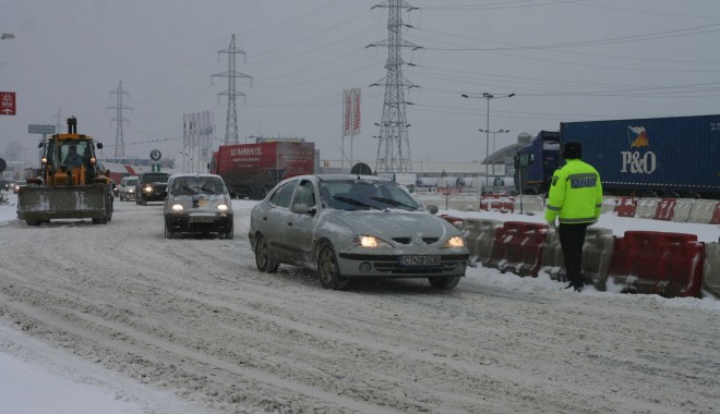 ÎN ATENȚIA ȘOFERILOR: CAUCIUCURILE DE IARNĂ sunt obligatorii. Șoferii neechipați, surprinși de ninsoare, amendați - iarnamasinizapada3-1414314930.jpg