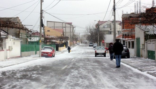 Astăzi, ger și ninsori slabe, la Constanța - iarnavremerecezapadamasini4-1357660587.jpg