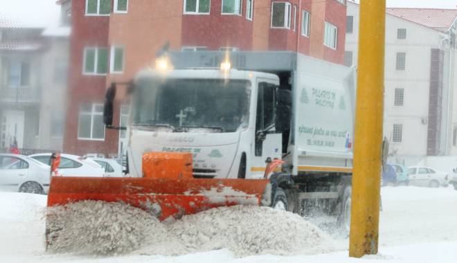 COD PORTOCALIU de viscol, la Constanța / Utilajele de deszăpezire pregătite să intervină - iarnazapadaoamenimasini3779-1453038712.jpg
