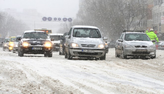 AVERTIZARE DE NINSORI ȘI VISCOL pentru următoarele ore - iarnazapadaoamenimasini3804-1358952749.jpg