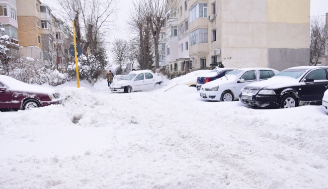 NU SCĂPĂM DE VREMEA REA! Atenționare meteo de vânt, zăpadă spulberată și polei, la Constanța! - iarnazapadasoseleinzapezite10-1484208756.jpg