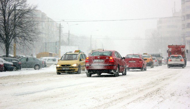 Atenție, se întoarce iarna! - iarnazapadatraficingreunat3-1359046621.jpg
