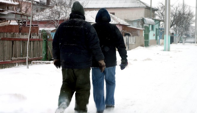 Bărbați rătăciți pe un câmp din cauza ceții, găsiți după trei ore. STS: Operatorul ISU care a preluat cazul a greșit procedura - iarnazapadaviscoloameni1-1391593170.jpg