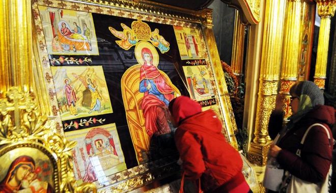 Forfotă în curtea Catedralei Mitropolitane Iași: Sute de pelerini au venit pentru a se închina la Sfânta Cuvioasă Parascheva - iasi-1664982070.jpg