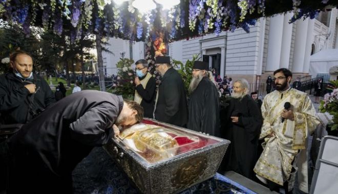 Coadă de pelerini la moaștele Sfintei Parascheva. Pelerinajul începe sâmbătă - iasi1-1665164000.jpg