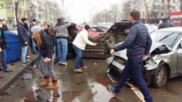 A trecut pe roșu cu un bolid, a omorât doi oameni, a lovit cinci mașini și a fugit - iasiaccident31024x577-1486285260.jpg