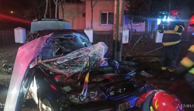 Doi tineri, implicaţi într-un accident rutier; unul a rămas prins cu picioarele sub bordul maşinii - ici18123accidentbarlad-1674026442.jpg