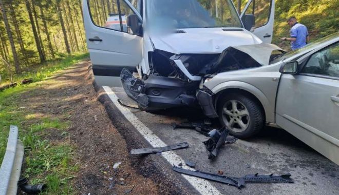 Accident cu un microbuz de transport copii şi o maşină. 17 persoane implicate - ici25523isusv-1685010700.jpg