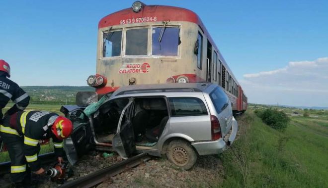 Un bărbat a murit după ce autoturismul pe care îl conducea a fost lovit de tren