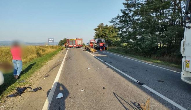 Căruţă lovită de o maşină! Doi copii şi doi adulţi, răniţi în accident