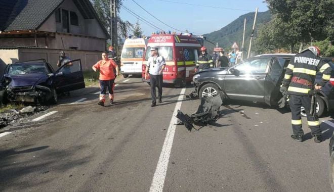 Cinci persoane, între care un minor, rănite într-un accident rutier