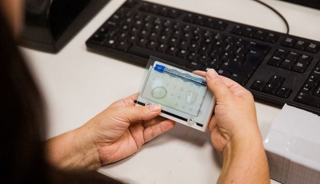 Cartea de identitate electronică nu e obligatorie, dar cetăţenii nu mai pot călători în străinătate fără ea - idcard-1618473850.jpg