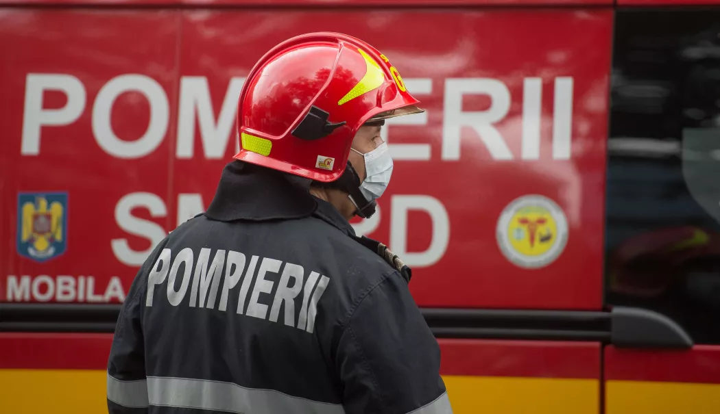 Ied salvat de pompieri după ce a căzut într-o fântână adâncă de zece metri într-o gospodărie