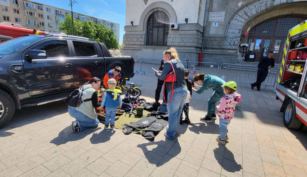 Galerie foto. Este distracție maximă pentru copii, în Piața Ovidiu. Iepurașul Pompier, plin de surprize - iepurasul-3-1714222554.jpg