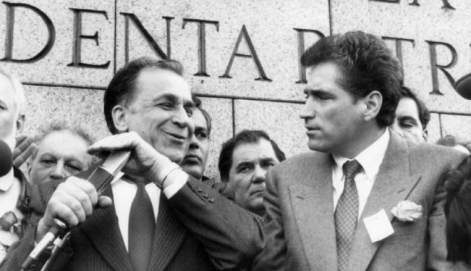 Petre Roman, prima reacție după ce a fost inculpat în Dosarul Mineriadei - iliescuroman1990-1482512245.jpg