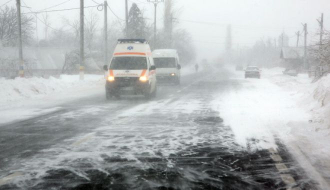 Ambulanţă care transporta un pacient la spital, blocată din cauza unui camion derapat pe carosabil - im-1674890562.jpg