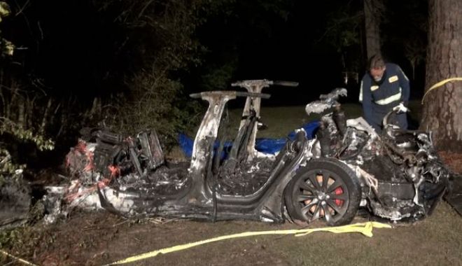 Doi oameni au murit într-un accident cu o maşină Tesla pe pilot automat - im326717-1618814742.jpg