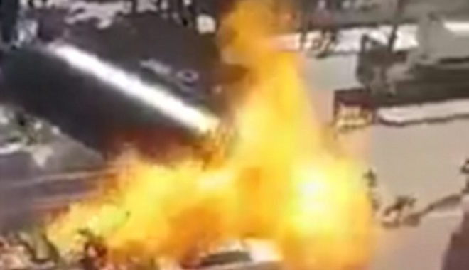 VIDEO ȘOCANT. O cisternă din care se fura gaz a sărit în aer. Oamenii din jur a fost cuprinși de foc - imag-1459837351.jpg