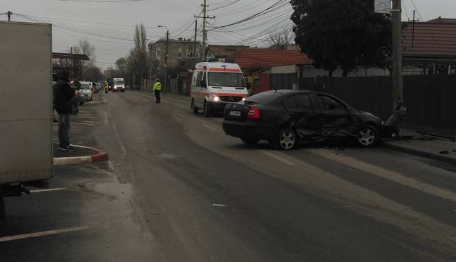 Galerie foto. Accident rutier pe strada Vârful cu Dor. Un autoturism s-a izbit puternic de un stâlp / UPDATE - imag0009-1423220678.jpg