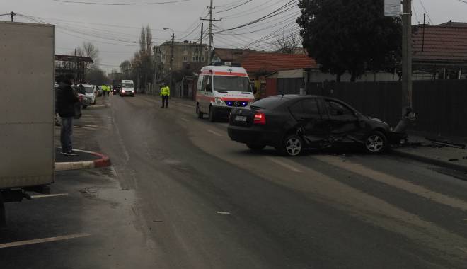 Galerie foto. Accident rutier pe strada Vârful cu Dor. Un autoturism s-a izbit puternic de un stâlp / UPDATE - imag0010-1423220692.jpg