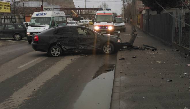 Galerie foto. Accident rutier pe strada Vârful cu Dor. Un autoturism s-a izbit puternic de un stâlp / UPDATE - imag0011-1423220701.jpg
