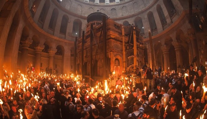 Sfânta Lumină de Paște s-a aprins la Ierusalim - image-1397916386.jpg