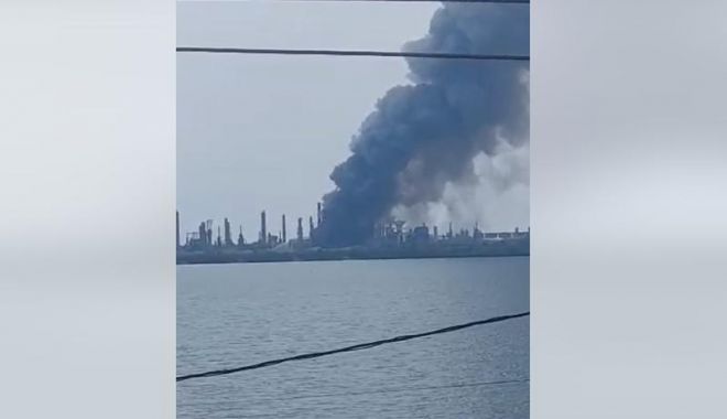 Ministerul Mediului: Fumul din incendiul de la Petromidia se îndreaptă spre mare. Nu sunt depășiri de particule în zonă - image202306212634854241incendiup-1687358352.jpg