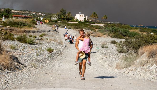 MAE: Aproximativ 30 de români vor fi evacuați de pe insula Rodos afectată de incendii - image20230723264153960turistieva-1690106875.jpg