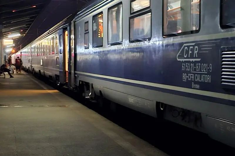 Peste 80 de trenuri vor staţiona în noaptea de sâmbătă spre duminică, pentru trecerea la ora oficială de iarnă - image202309142653338141trennoapt-1729962303.jpg