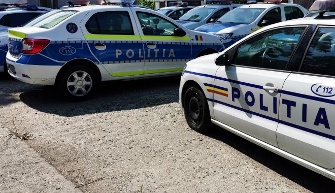 Bărbatul care ameninţase cu moartea o femeie, imobilizat de poliţişti. Avea armă letală