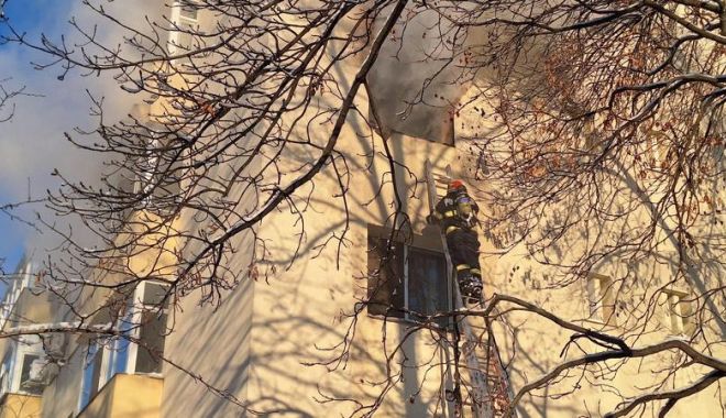 Bebeluşul cu care mama sa s-a aruncat de la etaj după ce apartamentul în care locuiau a luat foc a murit