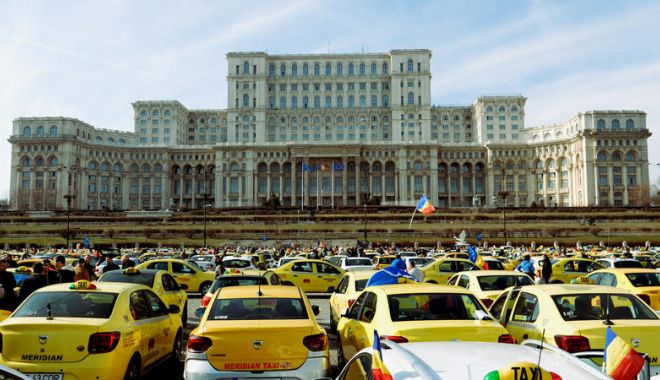 Taximetriştii continuă luni protestele; circa 100 de maşini se află în Piaţa Constituţiei - image20240272688393341protesttax-1709546486.jpg