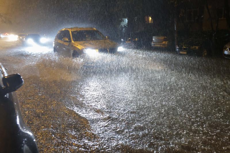 Cod roşu de furtună în Bucureşti şi în localităţi din judeţele Ialomiţa, Călăraşi şi Ilfov, până la 0:30 - image202406142721690041furtunapu-1718321015.jpg