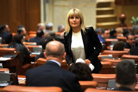 Elena Udrea denunță decredibilizarea și slăbirea Parlamentului în fața unor 