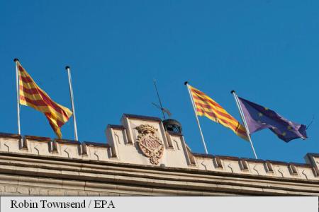 Catalonia: În unele orașe din regiune a fost dat jos steagul Spaniei - imageresize-1509170500.jpg