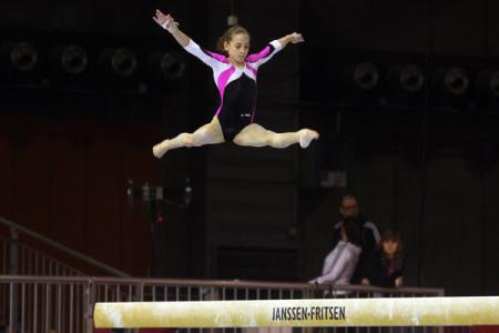 Gimnastică artistică: Andreea Munteanu, clasată pe primul loc la bârnă - imageresize8-1427029811.jpg