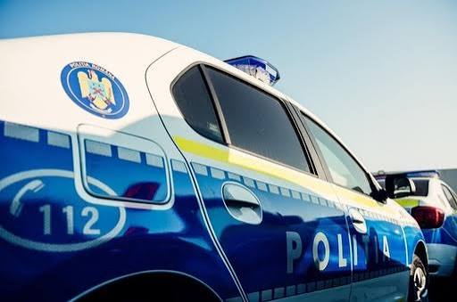 Doi tineri, prinși în flagrant după ce au furat dintr-o bază sportivă. Unul dintre ei este minor
